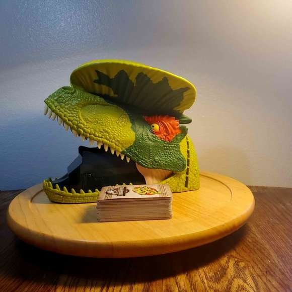 UNO Attack Jurassic World Dilophosaurus Card Launcher Dinosaur Head + 87 cards - Picture 1 of 8